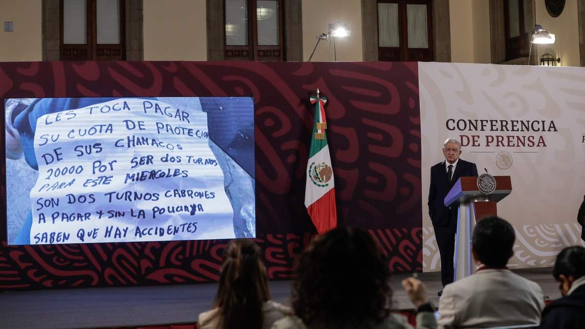 En la conferencia mañanera se mostró la cartulina en la que solicitan el pago de extorsión a una escuela