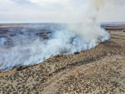 Texas lucha por contener incendios ante amenaza de fuertes vientos