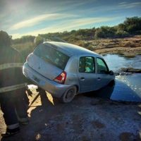 Cayó al agua: accidente en Plaza Huincul sobre ruta 22