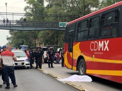 Un auto y el Metrobús atropellan a una mujer en la colonia Roma Sur (Video)