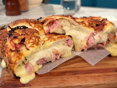 Pan de salchicha y mozzarella: una versión esponjosa y rica si querés comer algo diferente