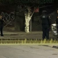 Hombre va a velorio de un asesinado y saliendo lo acribillan; bala perdida mata a una mujer