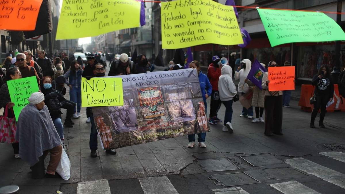 Desplazados de la Calle Cuba en el Centro Histórico y otros predios exigieron vivienda digna bloqueando las entradas laterales de la Suprema Corte