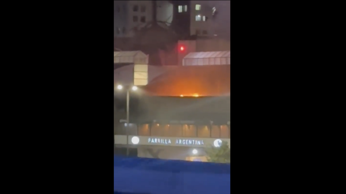 Fuego y humo en el restaurante Parrilla Argentina del Centro Comercial Santa Fe