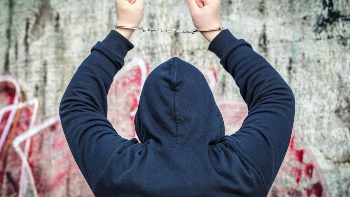 Autoridades informaron que dos alumnos se toparon en el pasillo, pactaron una pelea y uno disparó; el acusado será juzgado como adulto.