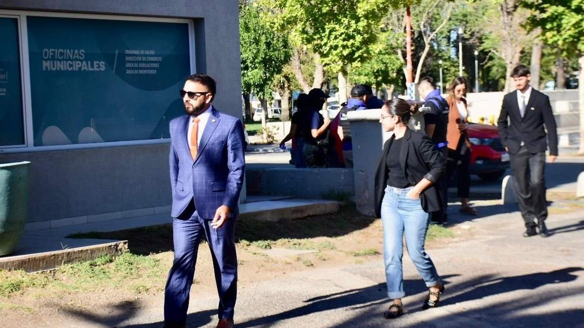 Allanamiento de la fiscalía en la Municipalidad de Plottier. Fuente: (Matías Subat - Diario RN)