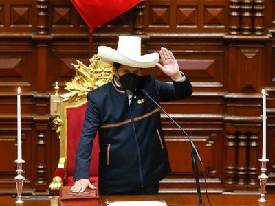 Pedro Castillo jura como presidente de Perú; creará nueva constitución