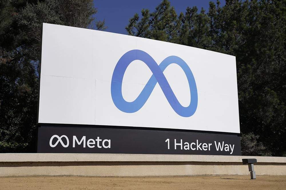 El logo de Meta, la firma matriz de Facebook, se ve en la sede de la compañía en Menlo Park, California