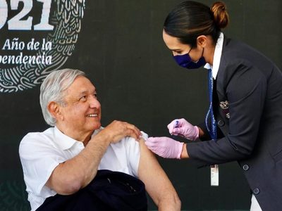 AMLO aprovecha el arranque de la campaña y recibe la dosis de refuerzo contar covid-19
