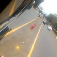 Policías de Michoacán disparan contra normalistas que evadieron un retén