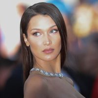 "¡Afectada por la cuarentena!": Bella Hadid no se resistió y se cortó el pelo. ¡ELLA MISMA!