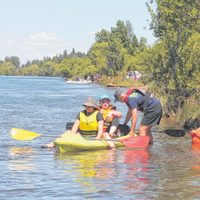 Villa El Chocón: prefectura rescató a una pareja de kayakistas