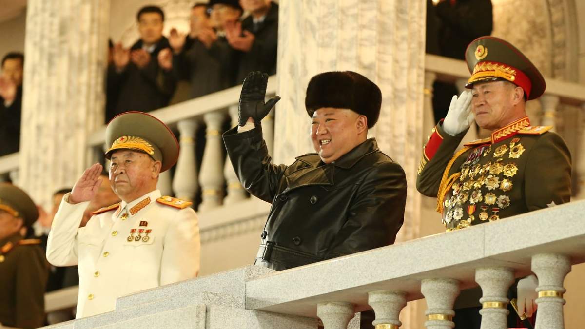 El líder norcoreano, Kim Jong un, en el desfile de anoche. Fuente: (Twitter)