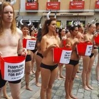 "Sangrienta" protesta en Pamplona contra los encierros de toros (Video)