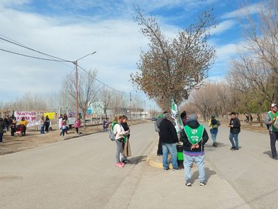 Cortaron la ruta en El Chañar por problemas edilicios en la Escuela 364