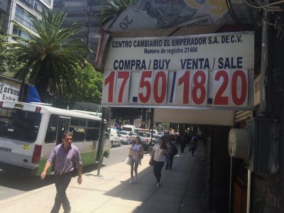 El peso rompe la barrera de las 17 unidades por dólar, algo no visto desde 2015