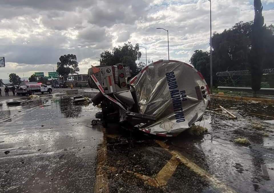 La unidad quedó volcada, en dirección a la Ciudad de México