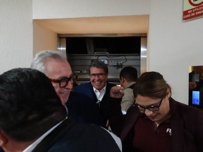 Rocha Moya se queda atorado en elevador de la Cámara de Diputados