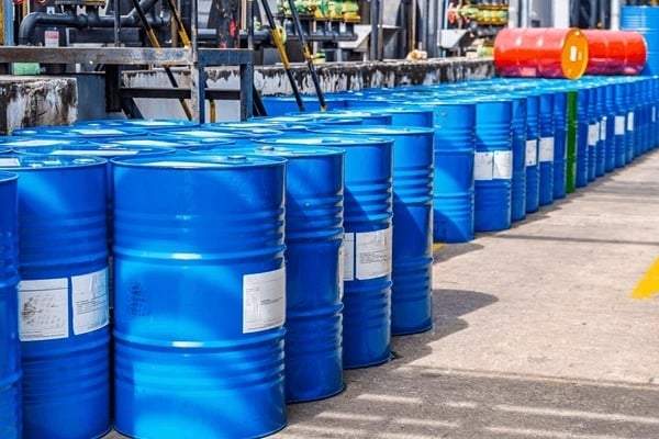 Foto ilustrativa de barriles con petróleo