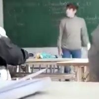 Suspenden a profesora por increpar a un alumno por adoctrinamiento político