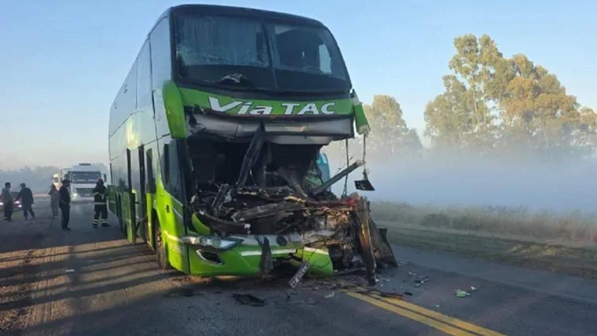 El fuerte impacto contra el acoplado del camión provocó la muerte Instantánea del chofer. Fuente (X)