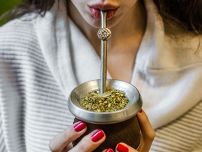 Adiós acidez: las hierbas perfectas para tu mate que ayudan a desinflamar y proteger el estómago