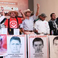 Peña 'mintió al pueblo y al mundo”, acusan padres de los 43
