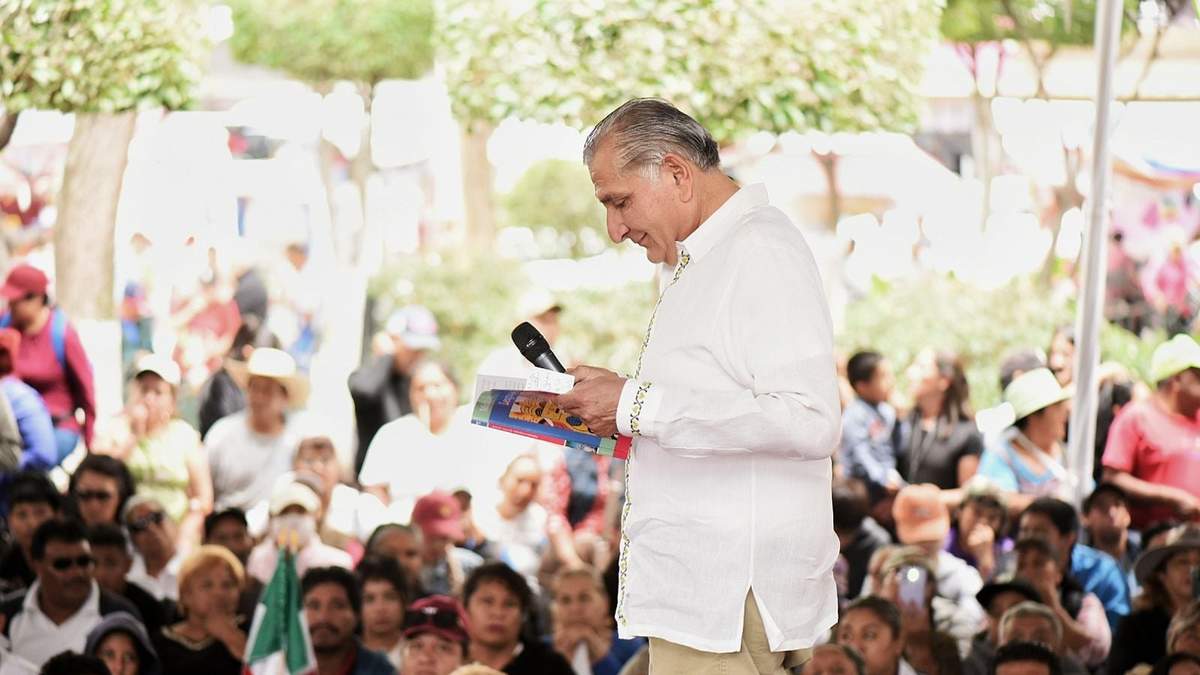 Adán Augusto López leyó un fragmento de un libro de texto