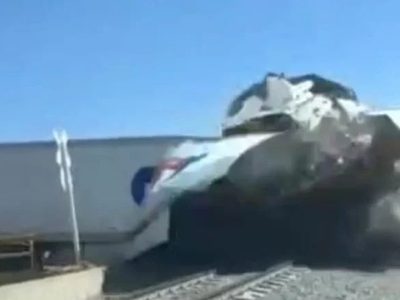 Tren embiste y parte en dos a tráiler que quedó atrapado entre las vías en León (Video)