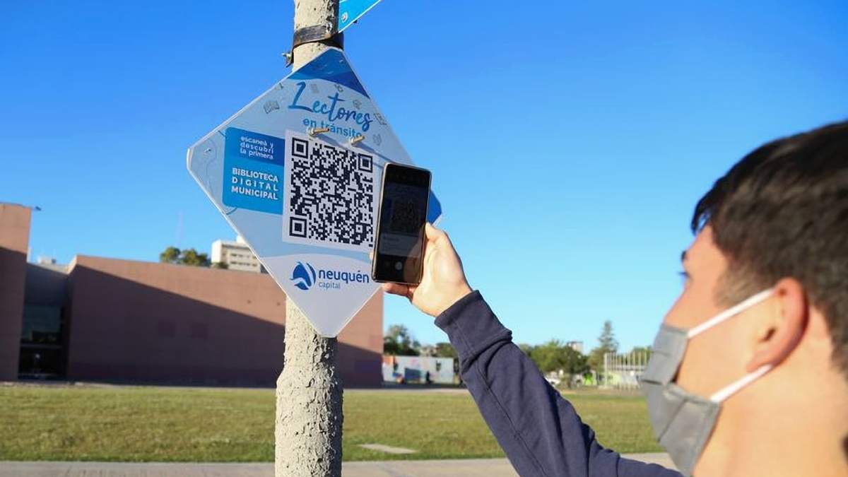 Lectores en tránsito en Neuquén Capital. Fuente: (Twitter)