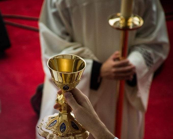 El sacerdote está acusado de abuso sexual infantil agravado y corrupción de menores