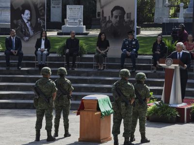 Valentín Campa ya reposa en la Rotonda; 'no fallarle al pueblo”, el mejor homenaje: AMLO