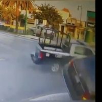 Una patrulla en Nuevo León se pasa el alto y choca; muere una persona (Video)