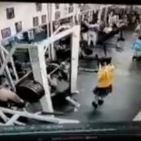Mujer muere al intentar cargar una barra de 180 kilos en gimnasio de Peralvillo