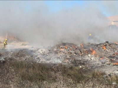 Una quema de basura derivó en un incendio de pastizales en Centenario