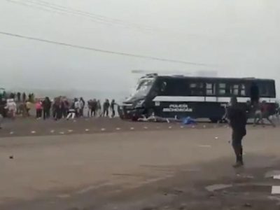 Camión de la policía atropella a normalistas en Tiripetío, Michoacán