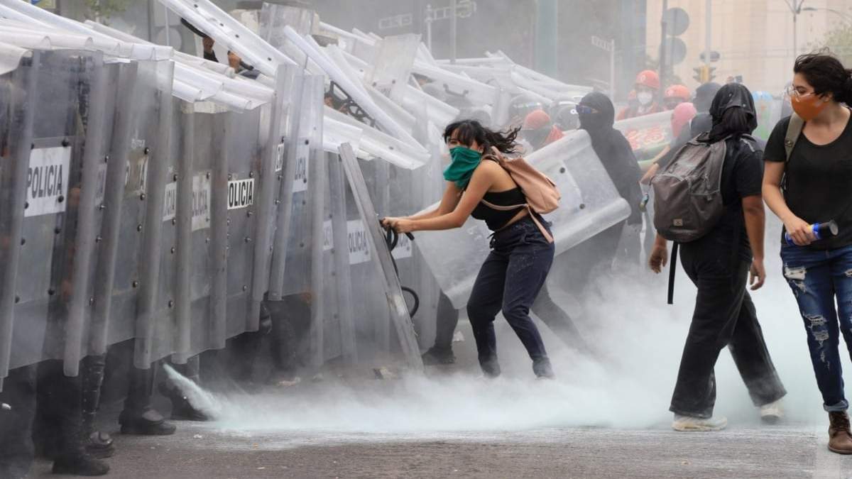 Uso de extintores en la marcha por el 8M del 2021