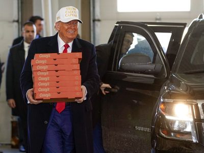 En último llamado a republicanos de Iowa, Trump dice que sus votos le ayudarán a castigar a enemigos