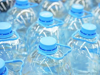 Con un bidón de agua vacío y retazos de tela, creá este hermoso organizador que es tendencia en deco