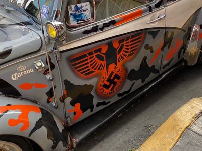 Pareja de Tlaxcala recibe oleada de críticas por su boda con temática nazi