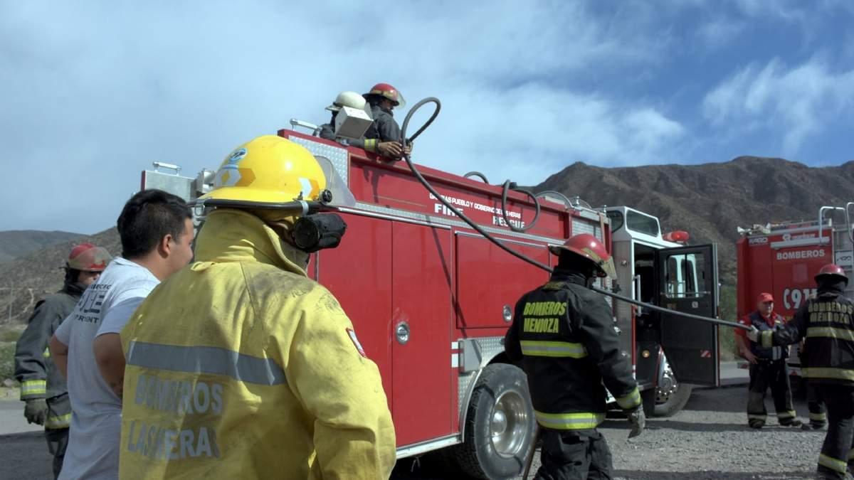 El cuerpo de Bomberos de Mendoza acudió al lugar del siniestro. Fuente: (Twitter)