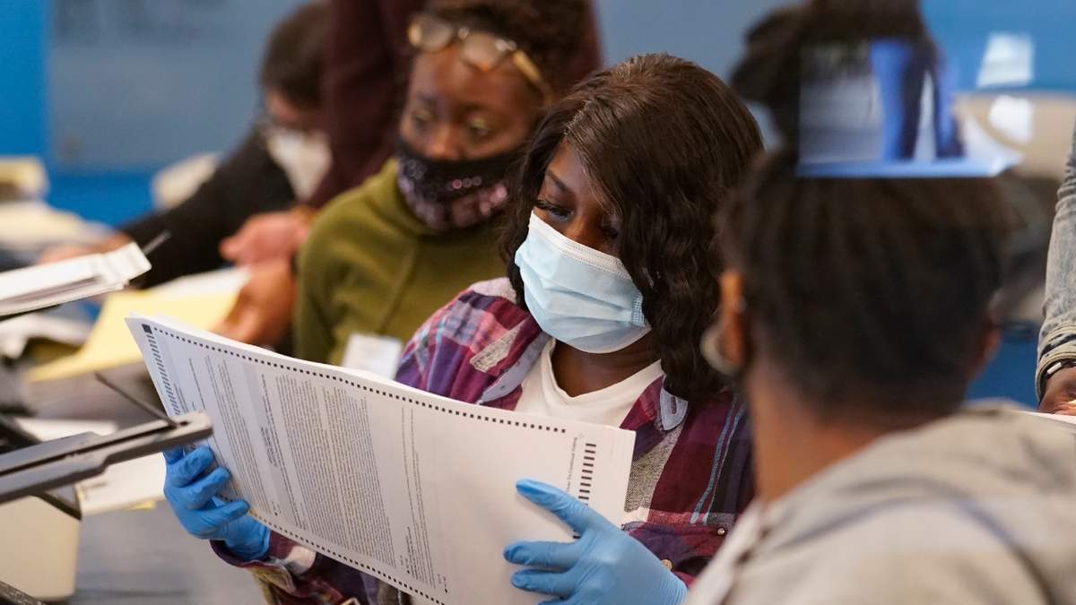 Funcionarios trabajan en las boletas electorales en Lawrenceville, cerca de Atlanta, Georgia. Foto: AP / John Bazemore