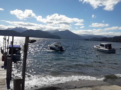 Derrame de combustible en el Nahuel Huapi por una embarcación que se hundió por el temporal
