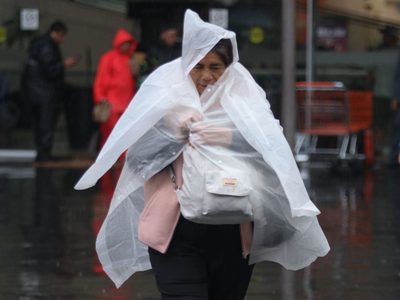 Ondas tropicales 16 y 17 intensificarán las lluvias este martes; alerta por vientos fuertes y oleaje