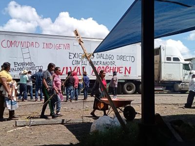 Tras ataque de comando, comunidad de Acachuén, Michoacán, mantiene bloqueo carretero