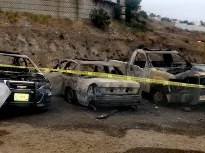 Incendian patrullas en comandancia de Tijuana; hallan cadáver con narcomensaje