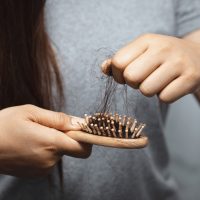 Ahorrá en peluquería: así podés evitar la caída de cabello en invierno con una planta de tu jardín