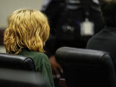 Comparecen menor acusado de tiroteo en secundaria de Georgia y su padre; seguirán detenidos