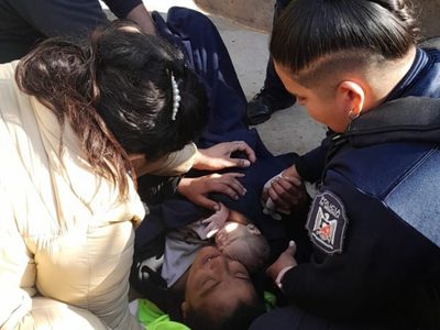 Una mujer dio a luz frente a la Plaza Independencia
