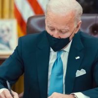 EU: Joe Biden firma órdenes que revierten política migratoria de Trump